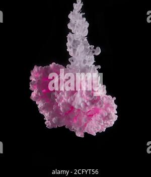 Farbige Acryl-Tinte Mischen in Wasser isoliert auf schwarzem Hintergrund. Abstrakter Kunsthintergrund. Stockfoto