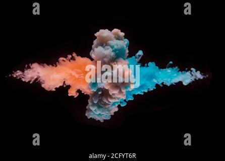 Farbige Acryl-Tinte Mischen in Wasser isoliert auf schwarzem Hintergrund. Abstrakter Kunsthintergrund. Stockfoto