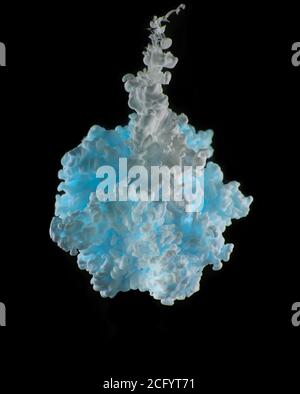 Farbige Acryl-Tinte Mischen in Wasser isoliert auf schwarzem Hintergrund. Abstrakter Kunsthintergrund. Stockfoto