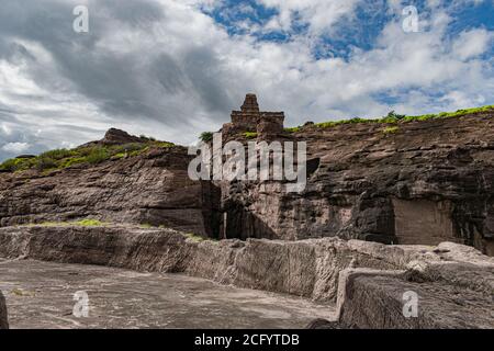 Landschaftsansicht von badami Templeen und Höhlen auf roten Sandsteinhügeln. Stockfoto