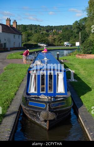 Barge, die Schleuse auf dem Staffordshire & Worcestershire Canal. Kinver. VEREINIGTES KÖNIGREICH Stockfoto