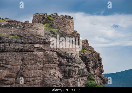 Eine schöne Festung an der Spitze des Hügels von tippu sulthan in badami gebaut. Stockfoto