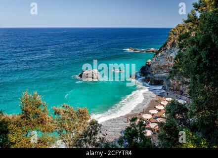 Mylopotamos / Griechenland - August 17 2020: Schwimmer genießen den berühmten Strand und die Ägäis. Stockfoto