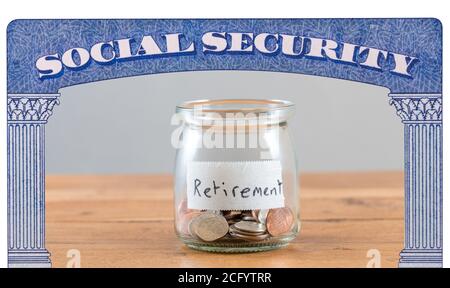 Lose Wechsel und Münzen in einem Glas zu vertreten Fehlende Altersvorsorge im Sozialversicherungsfonds Stockfoto