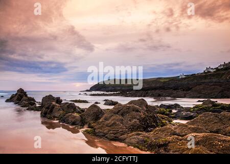 Blick in die Dämmerung auf Strata Rocks und Bristol Channel bei Sonnenuntergang von Croyde Bay, North Devon, England, Großbritannien. Stockfoto