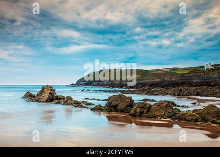 Blick auf Strata Rocks und Bristol Channel bei Sonnenuntergang von Croyde Bay, North Devon, England, Großbritannien. Stockfoto