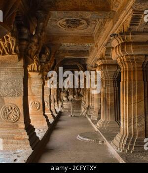 Reihe von Steinsäulen mit alten architektonischen Schnitzereien in badami, Karnataka. Stockfoto