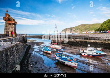 Boote im Hafen von Lynmouth in Devon. Stockfoto