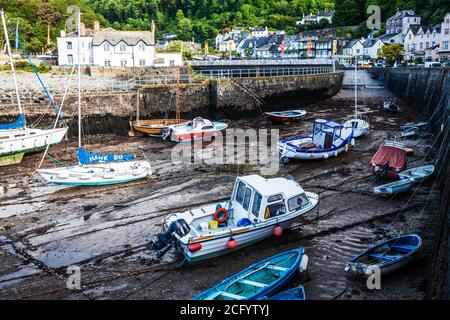 Boote im Hafen von Lynmouth in Devon. Stockfoto