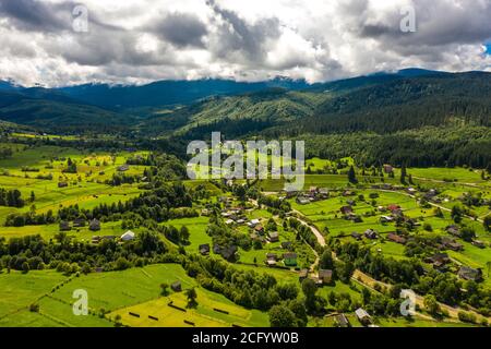 Schönes Dorf in den Bergen Luftbild. Stockfoto