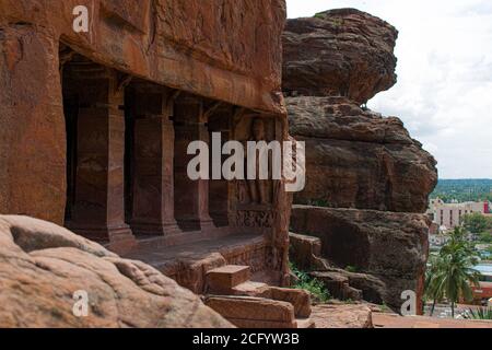 Alte Steinsäulen Schnitzerei in einem einzigen roten Sandstein Rocky Mountain, mit alten indischen Architektur. Stockfoto