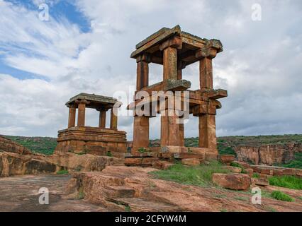 Eingangsmauer zwischen den beiden großen Sandsteinfelsen in Badami, Karnataka. Stockfoto