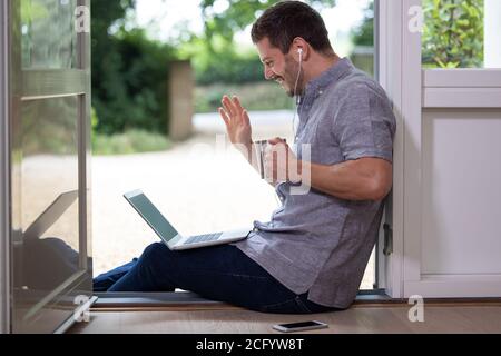 Geschäftsmann, Der Von Zu Hause Aus Bei Einem Videoanruf Während Einer Pandemie-Sperre Arbeitet Stockfoto