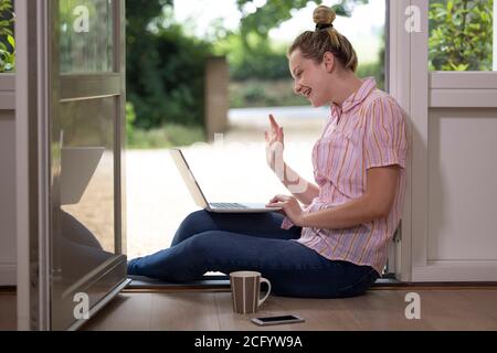 Geschäftsfrau, Die Von Zu Hause Aus Bei Einem Videoanruf Während Einer Pandemie-Sperre Arbeitet Stockfoto