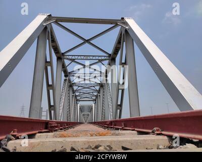 Eisenbahnschienen Eisenbrücke einzigartigen Winkel mit flachen Himmel aufgenommen Stockfoto