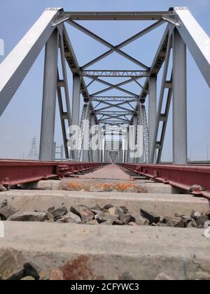 Eisenbahnschienen Eisenbrücke einzigartigen Winkel mit flachen Himmel aufgenommen Stockfoto