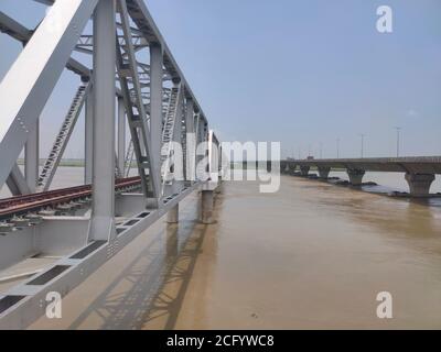 Eisenbahn und Straßenbrücke über fließenden Fluss in Tag Stockfoto