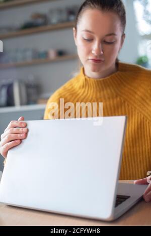 Frau besorgt über die übermäßige Verwendung von Internet schließenden Deckel des Laptops Stockfoto