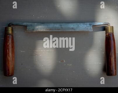 Alte Speichenrasur auf einem grau bemalten Tisch, Hobby oder Zeitvertreib. diy zu Hause Stockfoto