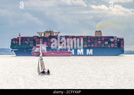 Southend Pier, Southend on Sea, Essex, Großbritannien. September 2020. Die HMM Hamburg ist ein Containerschiff der Algeciras-Klasse, eine Gruppe von sieben Frachtschiffen, die gleichermaßen die größten Containerschiffe der Welt sind und fast 24,000 Standardcontainer befördern können. HMM Hamburg ist im Juli 2020 in Dienst getreten und wird regelmäßig zwischen Asien und Europa reisen. Ankunft zum ersten Mal in der Themse Mündung in Richtung DP World London Gateway am 6. September sieht man vorbei Southend Pier zurück in Richtung Nordsee und seine nächste Station in Griechenland Stockfoto