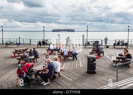 Southend Pier, Southend on Sea, Essex, Großbritannien. September 2020. Die HMM Hamburg ist ein Containerschiff der Algeciras-Klasse, eine Gruppe von sieben Frachtschiffen, die gleichermaßen die größten Containerschiffe der Welt sind und fast 24,000 Standardcontainer befördern können. HMM Hamburg ist im Juli 2020 in Dienst getreten und wird regelmäßig zwischen Asien und Europa reisen. Ankunft zum ersten Mal in der Themse Mündung in Richtung DP World London Gateway am 6. September sieht man vorbei Southend Pier zurück in Richtung Nordsee und seine nächste Station in Griechenland Stockfoto