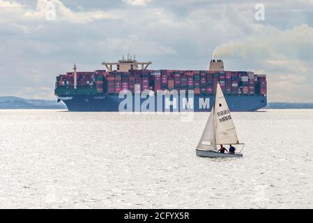 Southend Pier, Southend on Sea, Essex, Großbritannien. September 2020. Die HMM Hamburg ist ein Containerschiff der Algeciras-Klasse, eine Gruppe von sieben Frachtschiffen, die gleichermaßen die größten Containerschiffe der Welt sind und fast 24,000 Standardcontainer befördern können. HMM Hamburg ist im Juli 2020 in Dienst getreten und wird regelmäßig zwischen Asien und Europa reisen. Ankunft zum ersten Mal in der Themse Mündung in Richtung DP World London Gateway am 6. September sieht man vorbei Southend Pier zurück in Richtung Nordsee und seine nächste Station in Griechenland Stockfoto