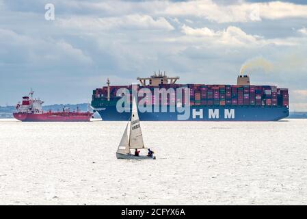 Southend Pier, Southend on Sea, Essex, Großbritannien. September 2020. Die HMM Hamburg ist ein Containerschiff der Algeciras-Klasse, eine Gruppe von sieben Frachtschiffen, die gleichermaßen die größten Containerschiffe der Welt sind und fast 24,000 Standardcontainer befördern können. HMM Hamburg ist im Juli 2020 in Dienst getreten und wird regelmäßig zwischen Asien und Europa reisen. Ankunft zum ersten Mal in der Themse Mündung in Richtung DP World London Gateway am 6. September sieht man vorbei Southend Pier zurück in Richtung Nordsee und seine nächste Station in Griechenland Stockfoto