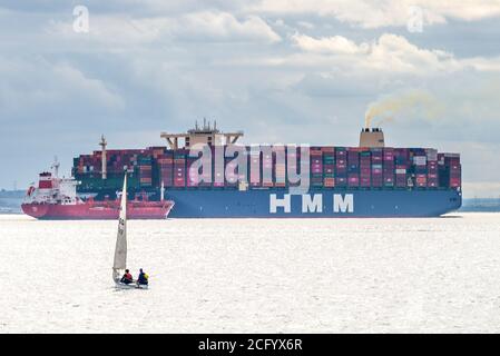 Southend Pier, Southend on Sea, Essex, Großbritannien. September 2020. Die HMM Hamburg ist ein Containerschiff der Algeciras-Klasse, eine Gruppe von sieben Frachtschiffen, die gleichermaßen die größten Containerschiffe der Welt sind und fast 24,000 Standardcontainer befördern können. HMM Hamburg ist im Juli 2020 in Dienst getreten und wird regelmäßig zwischen Asien und Europa reisen. Ankunft zum ersten Mal in der Themse Mündung in Richtung DP World London Gateway am 6. September sieht man vorbei Southend Pier zurück in Richtung Nordsee und seine nächste Station in Griechenland Stockfoto