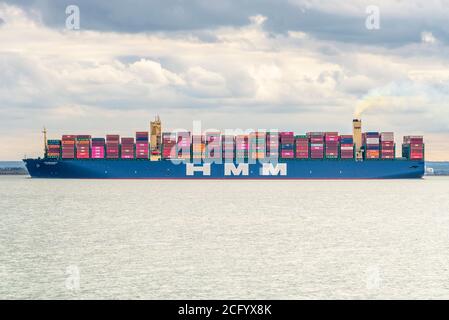 Southend Pier, Southend on Sea, Essex, Großbritannien. September 2020. Die HMM Hamburg ist ein Containerschiff der Algeciras-Klasse, eine Gruppe von sieben Frachtschiffen, die gleichermaßen die größten Containerschiffe der Welt sind und fast 24,000 Standardcontainer befördern können. HMM Hamburg ist im Juli 2020 in Dienst getreten und wird regelmäßig zwischen Asien und Europa reisen. Ankunft zum ersten Mal in der Themse Mündung in Richtung DP World London Gateway am 6. September sieht man vorbei Southend Pier zurück in Richtung Nordsee und seine nächste Station in Griechenland Stockfoto