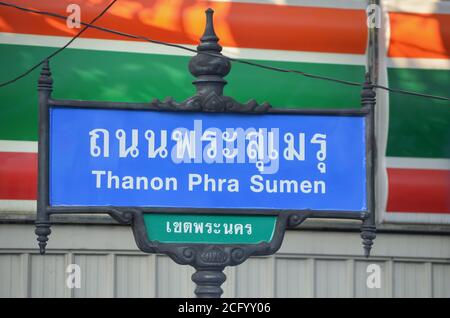 Berühmte zweisprachige Straße Schild von Retro-Design in Bangkok Downtown.Thai und englische Sprachbeschriftung mit Standortinformationen auf der Straße Beschilderung Stockfoto