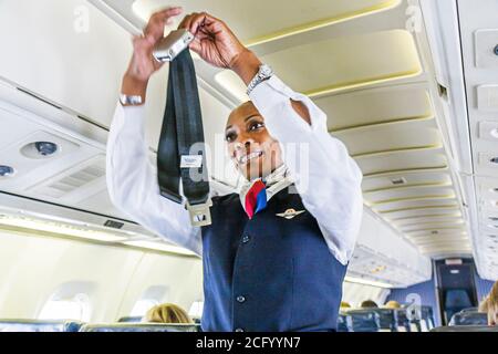 Georgia Atlanta Hartsfield International Airport an Bord von Delta Airlines, schwarzafrikanische Afrikanerinnen Frauen, Flugbegleiterin, die geben Stockfoto