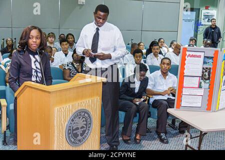 Miami Florida, Coconut Grove Miami Rathaus Gebäude, Kommission Chambers High School Youth Council Präsentation, Studenten Sprecher spricht Öffentlichkeit Stockfoto