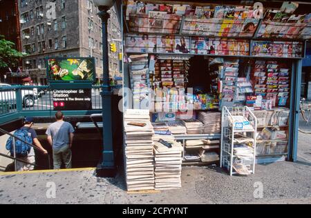 NY NYC, New York City, Manhattan Greenwich Village Christopher Street Station, Eingang zur U-Bahn, öffentlicher Nahverkehr, Zeitungskiosks Stockfoto