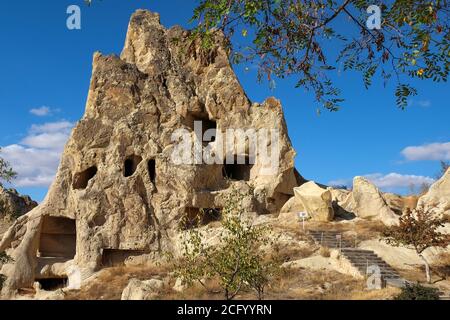 Fabelhafte natürliche vulkanische erodierte Tuffformation mit Höhlensteinhäusern Im Freilichtmuseum Goreme, Kappadokien Tal Stockfoto