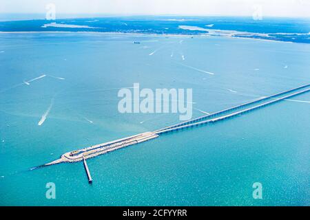 Virginia Beach, chesapeake Bay Bridge Tunnel, Boote aus der Luft über dem Wasser, Stockfoto