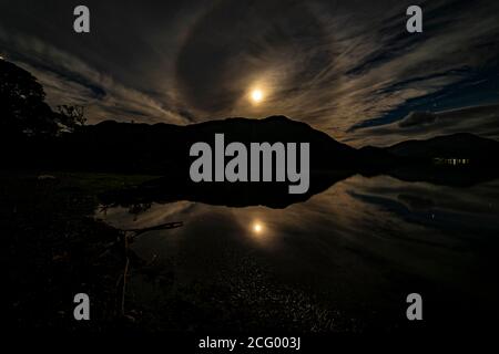 Mondhalo mit Jupiter,Saturn & Mars über Ullswater im English Lake District Stockfoto