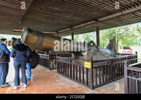 Eine große Kanone in der Kaiserstadt, eine ummauerte Einfriedung in der Zitadelle der Stadt Huế, Vietnam, Südostasien, Asien Stockfoto