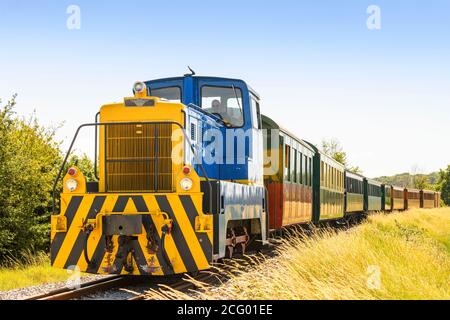 Frankreich, Somme (80), Baie de Somme, Saint-Valery-sur-Somme, Le Petit train de la baie de Somme mit seiner Diesellokomotive Stockfoto