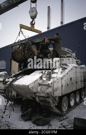 21. Januar 1994 während des Krieges in Zentralbosnien: Ein Triebwerk wird an einen britischen Armeekrieger MCV bei 'ME' in Gornji Vakuf montiert. Stockfoto