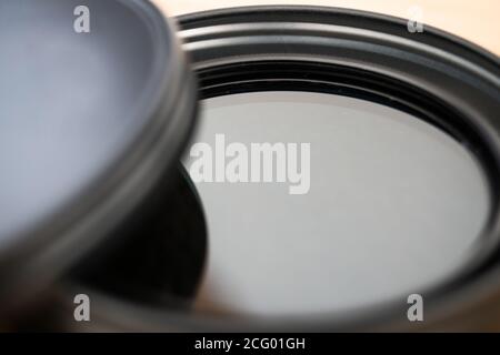 Polarisationsfilter für Reflex-Kameralinse in elegantem Gehäuse Stockfoto