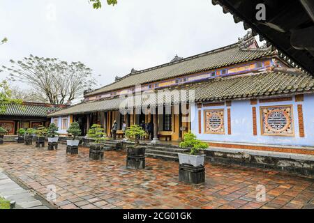 Bonsai-Bäume in Töpfen in der Kaiserstadt, ein ummauertes Gehege in der Zitadelle der Stadt Huế, Vietnam, Südostasien, Asien Stockfoto