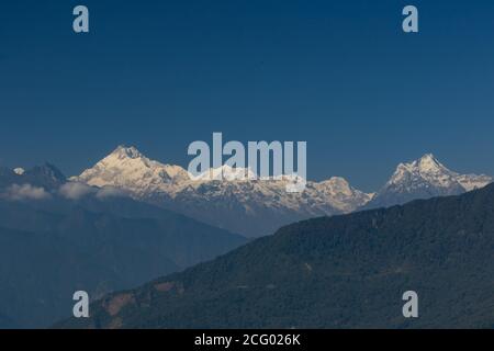 Ein Panoramablick auf den Berg Kanchenjunga mit ersten Strahlen Sonnenlicht, das darauf fällt Stockfoto