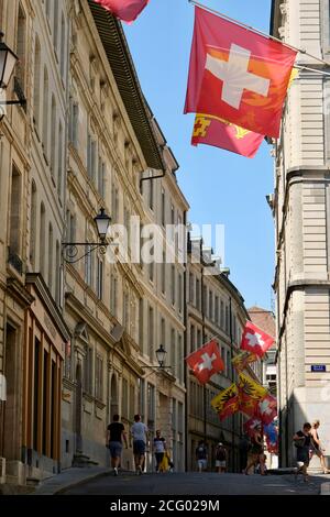 Schweiz, Kanton Genf, Genf, Altstadt, Flaggen rue de l'Hotel de Ville Stockfoto