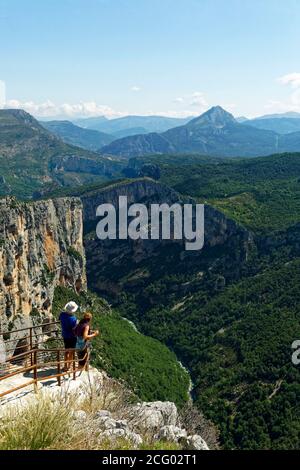 Frankreich, Alpes de Haute-Provence, regionales Naturschutzgebiet von Verdon, Grand Canyon von Verdon, Fluss Verdon und Klippen von La Dent d'Aire belveder aus gesehen Stockfoto