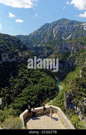 Frankreich, Alpes de Haute-Provence, regionales Naturschutzgebiet von Verdon, Grand Canyon von Verdon, Blick auf den Fluss Verdon aus dem Panorama-Aussichtspunkt Stockfoto
