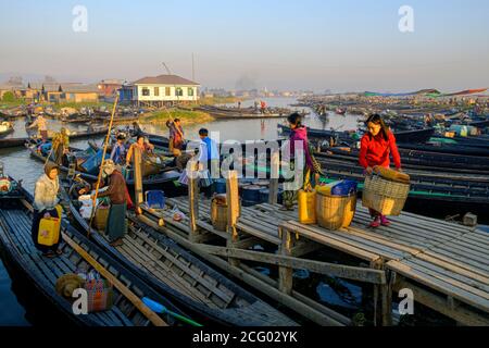 Myanmar (Burma), Shan Staat, Inle See, Seedorf Nam Pan, Markt Stockfoto