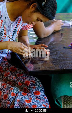 Myanmar (Burma), Bagan, Herstellung von Lackwaren, Gravurdesigns Stockfoto