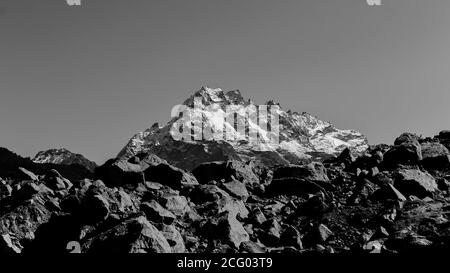 Eine Postkarte monochromes Bild von einem majestätischen Gipfel mit klaren Himmel am Horizont auf der tibetischen Hochebene von Sikkim Indien Stockfoto