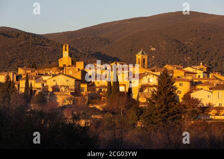 Frankreich, Vaucluse, regionaler Naturpark von Lubéron, Lourmarin, beschriftet Les Plus Beaux Villages de France, das Dorf und das Lubéron-Massiv in der la Stockfoto