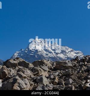 Ein Postkartenbild eines majestätischen Gipfels mit blauem Himmel Am Horizont auf der tibetischen Hochebene von Sikkim Indien Stockfoto